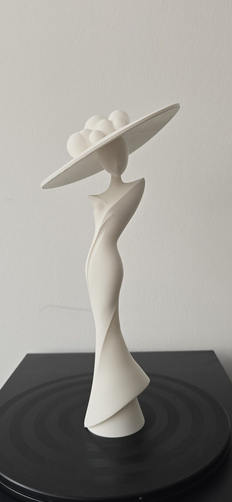Schlanke abstrakte Deko-Figur mit ausladender Hutform, elegante Silhouette in Weiß