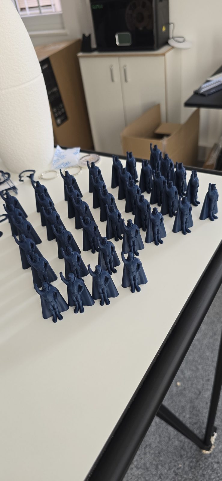Dicht gepackte Platte mit rund zwei Dutzend identischen kleinen Figuren direkt vom Druckbett